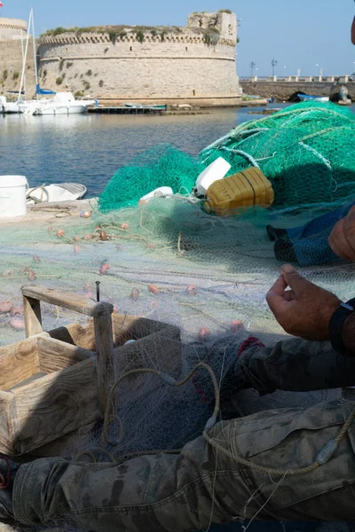 Morning landscape photo made in Gallipoli pier, fishermen reparing his fishermen net after fishing, Apulia, Italy — Stock Image Morning Landscape Photo Made Gallipoli Pier Fishermen Reparing His Fishermen Stock Image