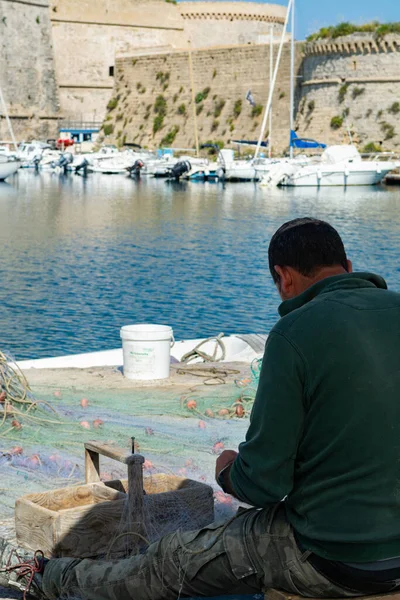 Morning landscape photo made in Gallipoli pier, fishermen reparing his fishermen net after fishing, Apulia, Italy — Stock Image Morning Landscape Photo Made Gallipoli Pier Fishermen Reparing His Fishermen Stock Picture