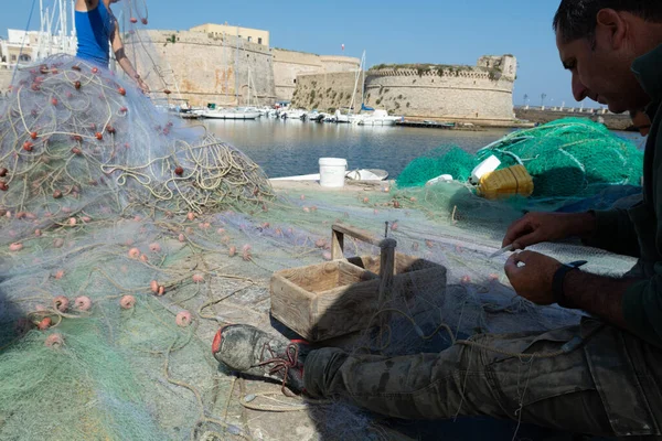 Morning landscape photo made in Gallipoli pier, fishermen reparing his fishermen net after fishing, Apulia, Italy — Stock Image Morning Landscape Photo Made Gallipoli Pier Fishermen Reparing His Fishermen Stock Image