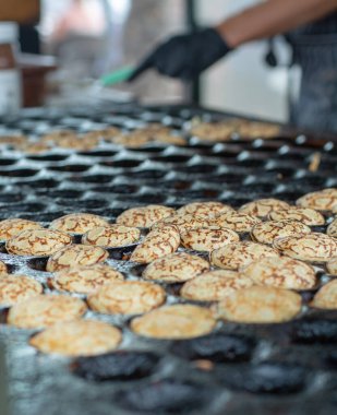 Küçük krepler yapmak, geleneksel Hollanda poffertjes sokak pazarında