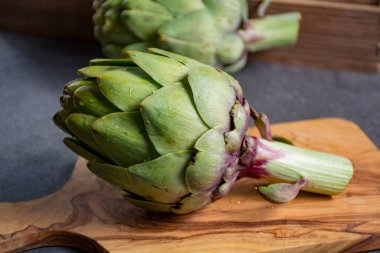 Olgun yeşil, büyük enginar kafaları pişirmeye hazır.