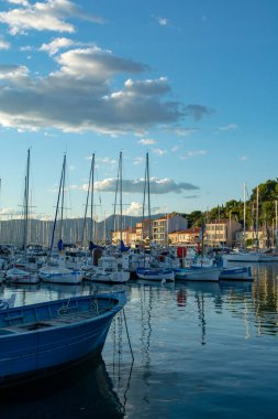 13 Ağustos 2018, Saint-Mandrier-sur-Mer, Provence, Fransa 'da güneşli bir günde küçük balıkçılar ve yat cenneti.
