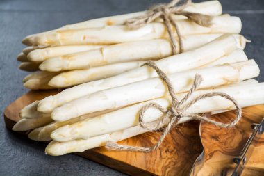 Bahar mevsimi, yeni Hollanda hasadı, Alman beyaz kuşkonmazı, çiğ beyaz kuşkonmaz.