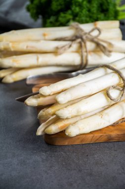 Bahar mevsimi, yeni Hollanda hasadı, Alman beyaz kuşkonmazı, çiğ beyaz kuşkonmaz.