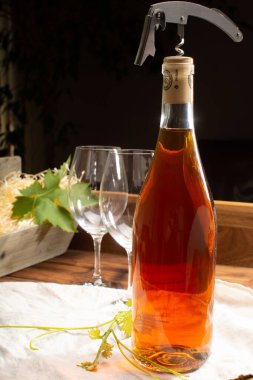 Eski ahşap masada servis edilen yıllanmış beyaz şarap, modaya uygun portakal şarabı.