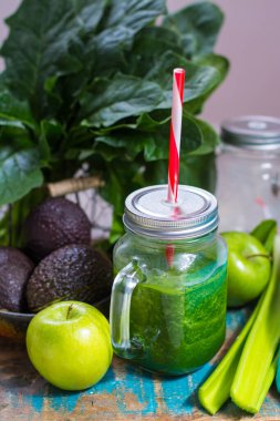 Taze yeşil sebzeler ve meyveler, diyet sağlıklı detoks yeşil smoothie malzemeleri, yeşil smoothie ile cam kavanoz
