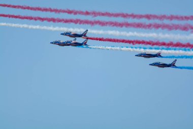 Toulon, FRANCE - 15 Ağustos 2018: Patrouille de France akrobatik takımı, Fransız Hava Kuvvetleri 'nin ünlü gösterisi, Patrouille de France' ın alfa jetleri tam düzende..