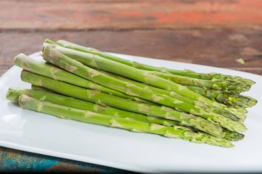 Taze çiğ kuşkonmaz pişmeye hazır.