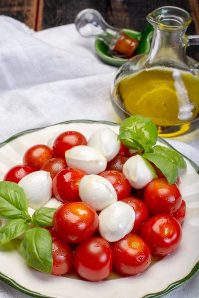 Formaggio Morbido Italiano Insalata Mozzeralla Con Polpette Giovani Servita Con — Foto Stock