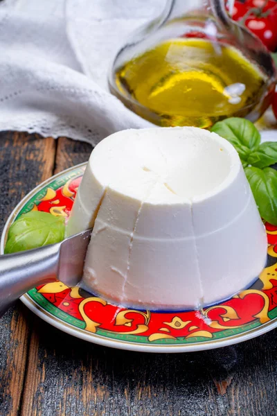 Talyan Yumuşak Peyniri Taze Beyaz Ricotta Peyniri Taze Fesleğen Taze — Stok fotoğraf