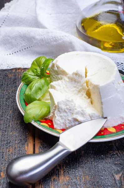 Formaggio Morbido Italiano Ricotta Bianca Giovane Servita Con Basilico Fresco — Foto Stock