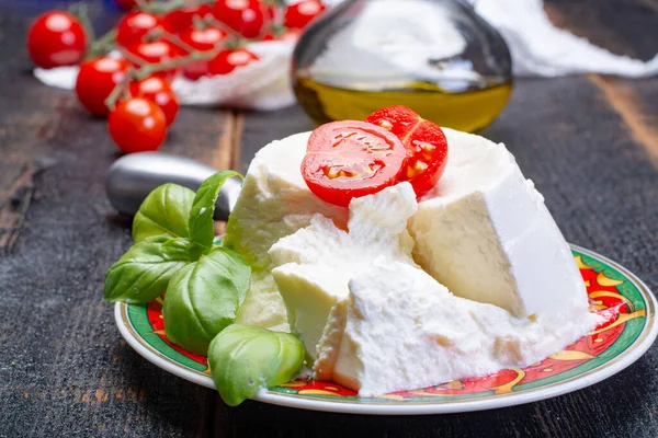 Formaggio Morbido Italiano Ricotta Bianca Giovane Servita Con Basilico Fresco — Foto Stock