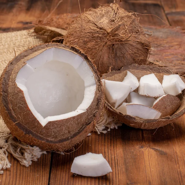 Grande Porca Tropical Coco Pedaços Coco Pronto Para Comer Fundo — Fotografia de Stock