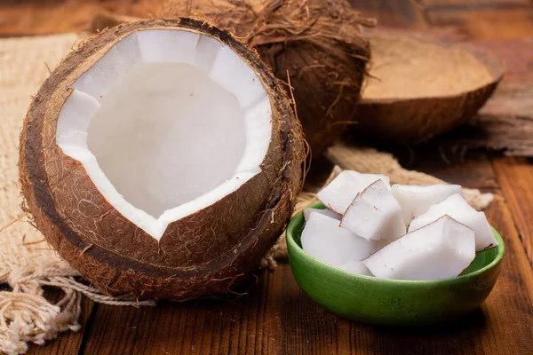 Grande Porca Tropical Coco Pedaços Coco Pronto Para Comer Fundo — Fotografia de Stock