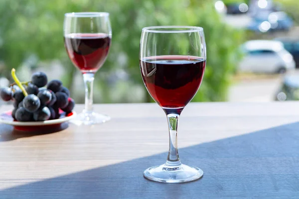 Два Бокала Вина Красным Вином Подаются Красным Виноградом Открытой Террасе — стоковое фото