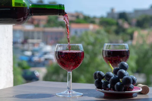 Servitör Häller Rött Vin Utomhus Café Terrass Solig Sommardag Frankrike — Stockfoto