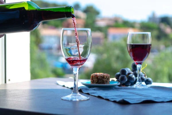 프랑스의 여름날 테라스에서 와인을 웨이터 — 스톡 사진