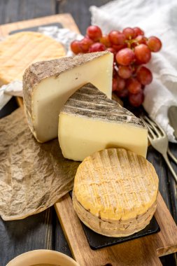 En eski Fransız AOC yumuşak pudgent sarı peynir Livarot, Munster ve yarı sert Tomme, inek ve keçi sütlü Fransız peynirinden yapılmıştır.