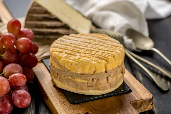 Degustazione Del Più Antico Formaggio Francese Pasta Molle Aoc Avvolto — Foto Stock