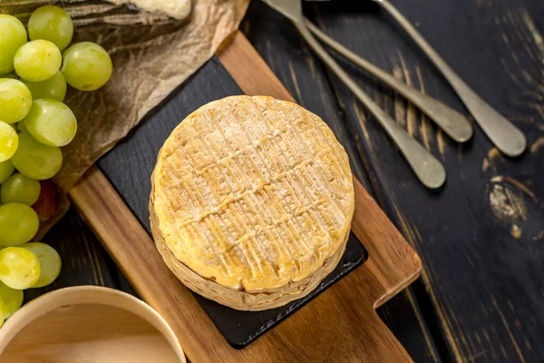 Degustazione Del Più Antico Formaggio Francese Pasta Molle Aoc Avvolto — Foto Stock