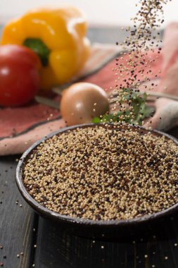 Organik beyaz, sarı ve siyah kinoa karışımı, beslenme ve sağlıklı yiyecekler, yakın çekim.