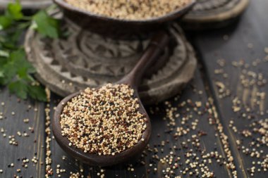 Organik beyaz, sarı ve siyah kinoa karışımı, beslenme ve sağlıklı yiyecekler, yakın çekim.