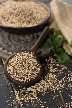 Organik beyaz, sarı ve siyah kinoa karışımı, beslenme ve sağlıklı yiyecekler, yakın çekim.