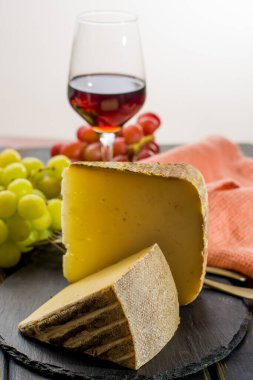 Fransız Alpleri 'nden Fransız yumuşak peyniri Tomme, inek, keçi ya da koyun yağsız sütten yapılmış az yağlı Fransız peyniri.