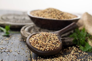 Organik beyaz, sarı ve siyah kinoa karışımı, beslenme ve sağlıklı yiyecekler, yakın çekim.