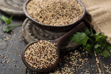 Organik beyaz, sarı ve siyah kinoa karışımı, beslenme ve sağlıklı yiyecekler, yakın çekim.