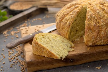 Organik mısır ve buğdaylı ev yapımı yuvarlak ekmek.