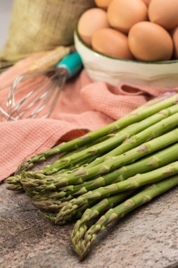 Lezzetli yeşil kuşkonmaz kiş, lezzetli vejetaryen yiyecekler, taze yeşil kuşkonmaz.
