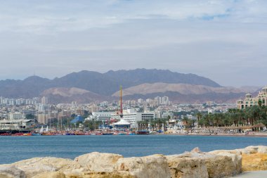 Şehir manzarası, güneşli Eilat 'ın panoramik manzarası, İsrail' in güneyindeki Negev çölünde turistik ve tatil için lüks vaha Kızıl Deniz 'de.