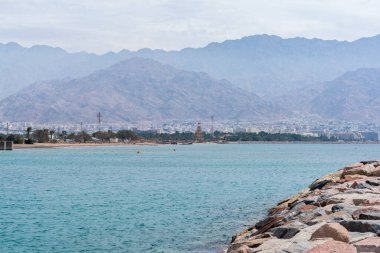 Eilat, İsrail 'den Ürdün' deki Akabe şehrine görüntü