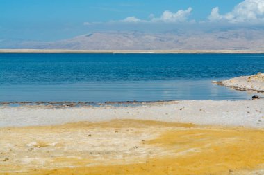 Ölü deniz, kasabanın yakınındaki minerallerle dolu Ein Bokek, tıbbi tedavi, iklim terapisi, talassoterapi, helyoterapi için yer