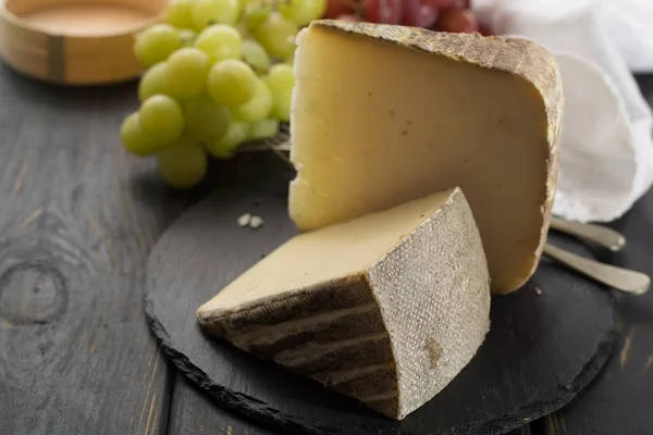 Degustação Queijo Demi Macio Francês Antigo Tomme Alpes Franceses Feito — Fotografia de Stock