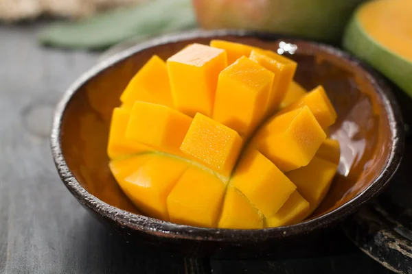 热带健康水果成熟的有机芒果被切碎后可以食用 — 图库照片