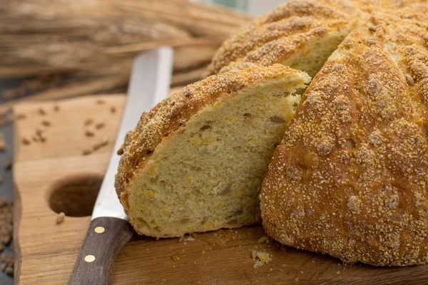 Zelfgebakken Rond Brood Met Biologische Maïs Tarwe Rustieke Stijl — Stockfoto