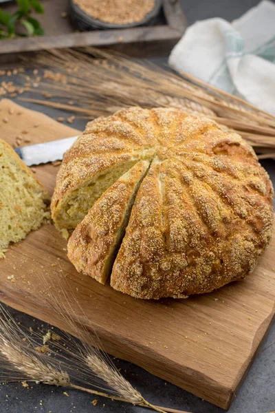 Zelfgebakken Rond Brood Met Biologische Maïs Tarwe Rustieke Stijl — Stockfoto