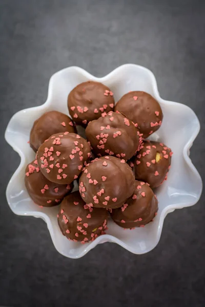 Valentinstag Konzept Schokolade Profiteroles Mit Rosa Herzen Gefüllte Kuchen Besonderes — Stockfoto