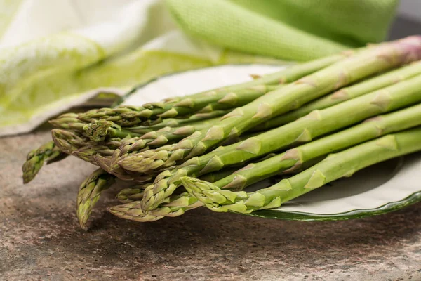 Ein Bündel Ungekochter Grüner Spargel Leckeres Vegetarisches Essen — Stockfoto