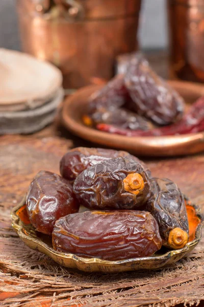 중동의 전통적 건강에 대추야자 열매들 식탁에서 제공되었다 — 스톡 사진