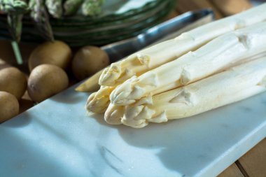 Çiğ, yüksek kalite, beyaz kuşkonmaz, akşam yemeği için hazır, mevsimlik