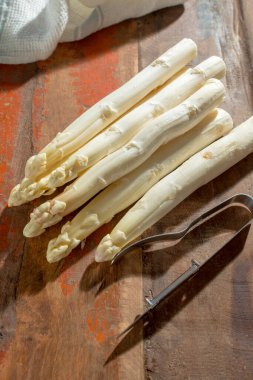 Çiğ, yüksek kalite, beyaz kuşkonmaz, akşam yemeği için hazır, mevsimlik