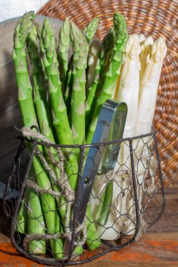 Çiğ pişmemiş yüksek kalite beyaz ve yeşil kuşkonmaz, akşam yemeği için hazır, mevsimlik