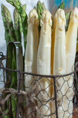 Çiğ pişmemiş yüksek kalite beyaz ve yeşil kuşkonmaz, akşam yemeği için hazır, mevsimlik