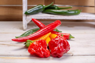 Çeşit çeşit taze Meksika biberleri.