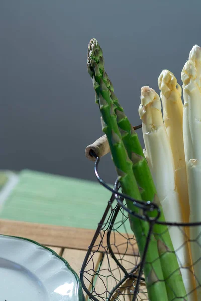 Espárragos Verdes Crudos Sin Cocer Con Huevos Zanahorias Listos Para —  Fotos de Stock