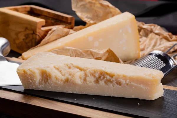 高齢者イタリアのパルメザンチーズチーズパルミジャーノ レッジャーノチーズナイフで — ストック写真