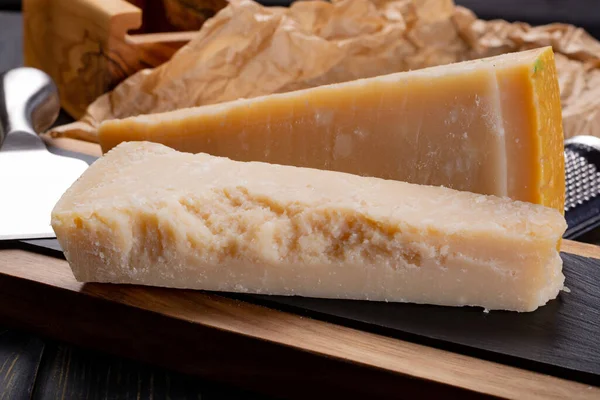 Zrající Italský Parmezán Tvrdý Sýr Parmigiano Reggiano Nožem Sýr — Stock fotografie